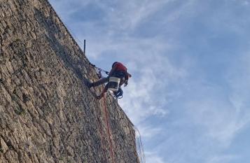 Messa in sicurezza di un muro di contenimento in un borgo medievale - MENO VINCOLI CON L'EDILIZIA SU FUNE